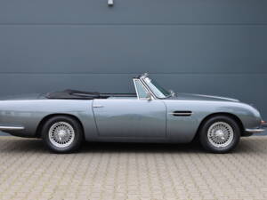 Immagine 2/24 di Aston Martin DB 6 Volante (1967)