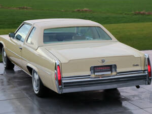 Image 14/50 of Cadillac Coupe DeVille (1977)