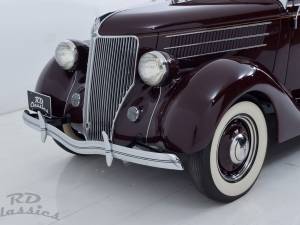 Image 7/22 of Ford V8 Club Convertible (1936)