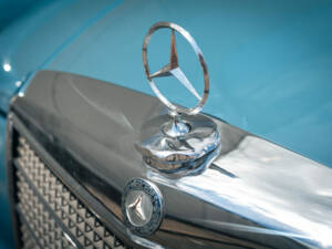 Image 18/54 of Mercedes-Benz 280 SE 3,5 (1968)