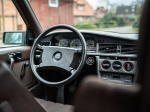 Image 25/77 of Mercedes-Benz 190 E 2.3 (1988)