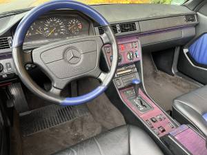Afbeelding 13/39 van Mercedes-Benz E 200 (1995)
