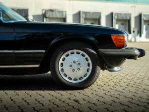 Image 11/33 of Mercedes-Benz 560 SL (1989)