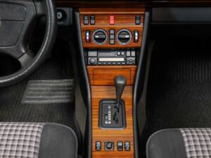 Bild 21/40 von Mercedes-Benz E 220 (1995)
