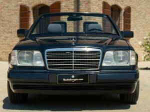 Image 5/50 of Mercedes-Benz 200 CE (1997)