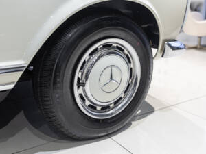 Image 26/74 of Mercedes-Benz 280 SL (1969)