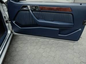 Image 30/69 of Mercedes-Benz E 320 (1994)
