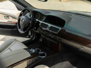 Bild 22/50 von BMW 745d (2005)