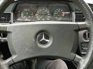 Image 9/16 of Mercedes-Benz 190 E (1984)