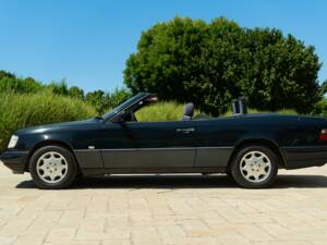 Image 7/50 de Mercedes-Benz 200 CE (1997)