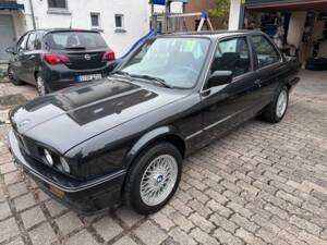 Image 6/17 of BMW 316i (1990)