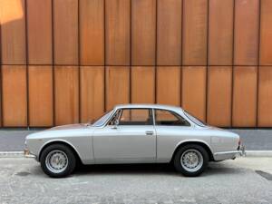 Image 8/50 of Alfa Romeo 2000 GT Veloce (1975)