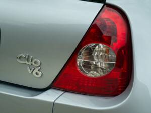 Image 25/50 of Renault Clio II V6 (2002)