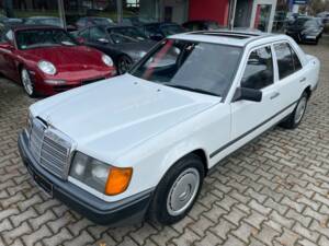 Immagine 1/18 di Mercedes-Benz 250 D (1988)