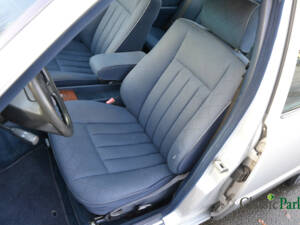 Image 20/39 of Mercedes-Benz 200 D (1993)