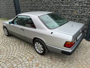 Imagen 98/100 de Mercedes-Benz 300 CE (1992)