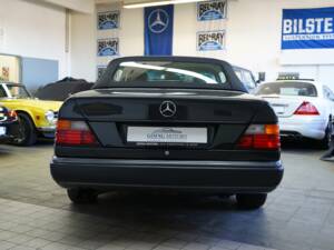 Image 16/42 de Mercedes-Benz 300 CE-24 (1993)