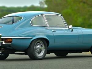 Image 16/50 de Jaguar E-Type V12 (2+2) (1972)