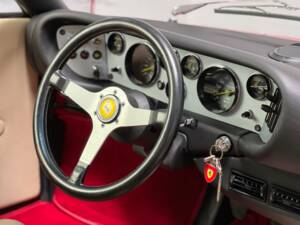 Image 19/37 de Ferrari Dino 308 GT4 (1976)