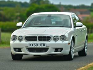 Image 2/50 of Jaguar XJ 8 4.2 (2008)