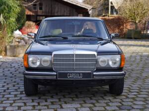 Bild 7/24 von Mercedes-Benz 200 D (1981)