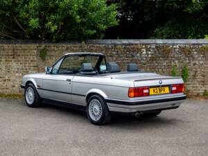 Image 4/45 of BMW 318i (1993)