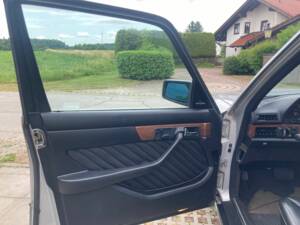 Immagine 17/29 di Mercedes-Benz 300 SE (1990)