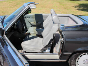 Image 15/23 of Mercedes-Benz 560 SL (1987)