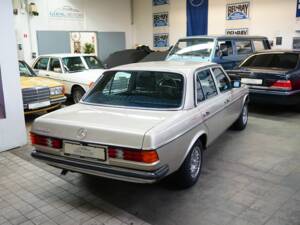 Image 12/31 of Mercedes-Benz 300 D (1982)