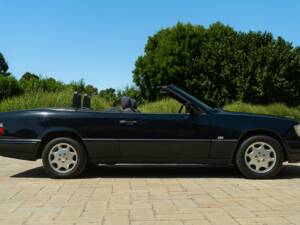 Image 20/50 de Mercedes-Benz 200 CE (1997)