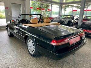 Immagine 4/18 di Alfa Romeo 2.0 Spider (1993)