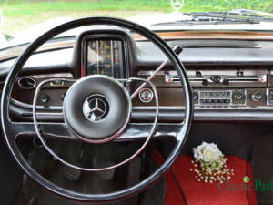 Image 26/50 of Mercedes-Benz 200 (1965)