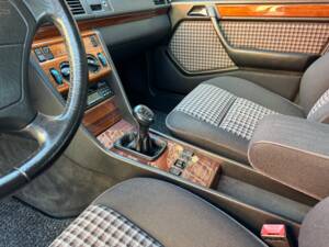 Immagine 20/75 di Mercedes-Benz 230 E (1992)