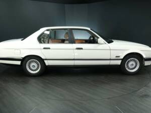 Immagine 7/30 di BMW 735i (1987)