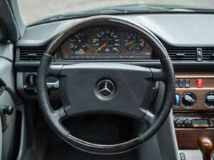 Image 24/66 of Mercedes-Benz 200 TE (1989)