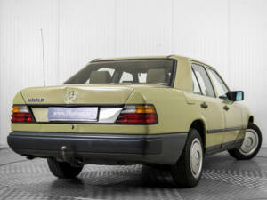 Image 43/50 de Mercedes-Benz 200 D (1986)