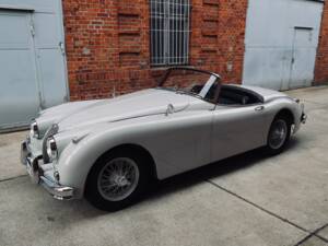 Image 2/91 of Jaguar XK 150 OTS (1958)