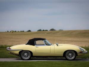 Image 10/35 de Jaguar E-Type (1967)