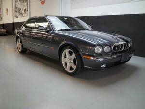 Image 2/50 de Jaguar XJ 8 4.2 (2005)