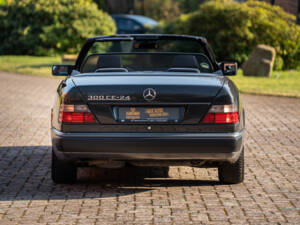 Image 20/44 de Mercedes-Benz 300 CE-24 (1993)