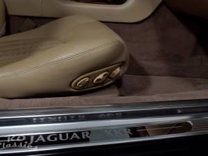 Image 42/50 of Jaguar XKR (2000)