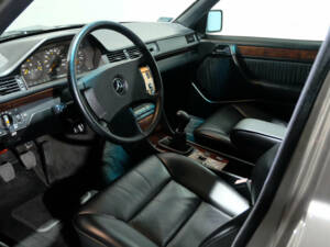 Image 15/40 of Mercedes-Benz 250 TD (1990)