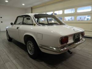 Image 3/15 of Alfa Romeo 1750 GT Veloce (1968)