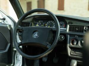 Bild 27/45 von Mercedes-Benz 190 E (1987)