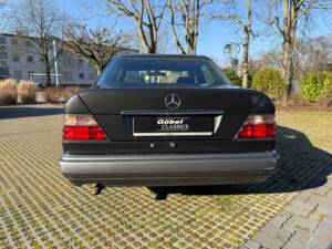 Immagine 7/17 di Mercedes-Benz E 200 (1994)