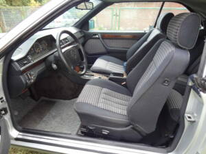 Image 5/6 of Mercedes-Benz E 200 (1994)