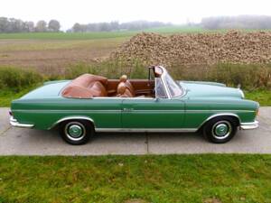 Mercedes-Benz 300 SE Cabriolet tundragrün 1966