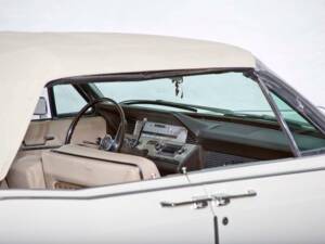 Image 15/20 of Lincoln Continental Convertible (1966)