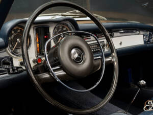 Image 10/23 of Mercedes-Benz 280 SL (1968)