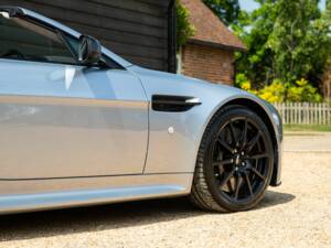 Image 24/50 of Aston Martin V12 Vantage S (2015)